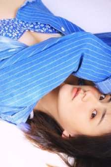 宝妈怕娃闹给同机乘客备100份礼袋